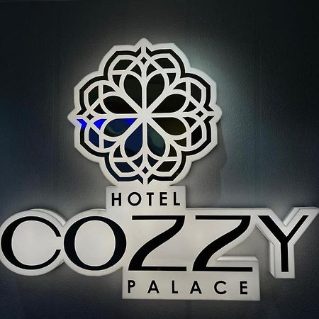 Hotel Cozzy Palace Surat Esterno foto