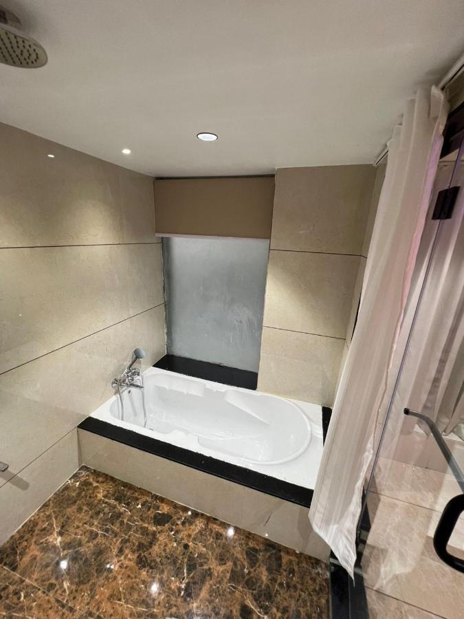 Hotel Cozzy Palace Surat Esterno foto