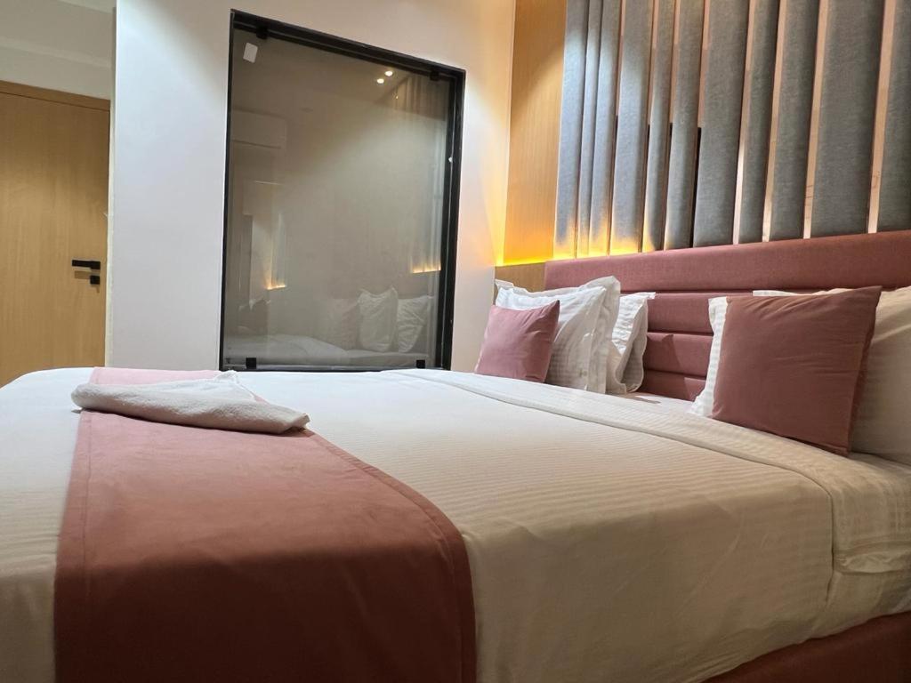 Hotel Cozzy Palace Surat Esterno foto