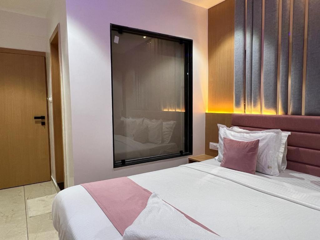 Hotel Cozzy Palace Surat Esterno foto