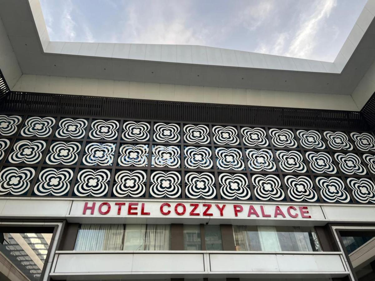 Hotel Cozzy Palace Surat Esterno foto