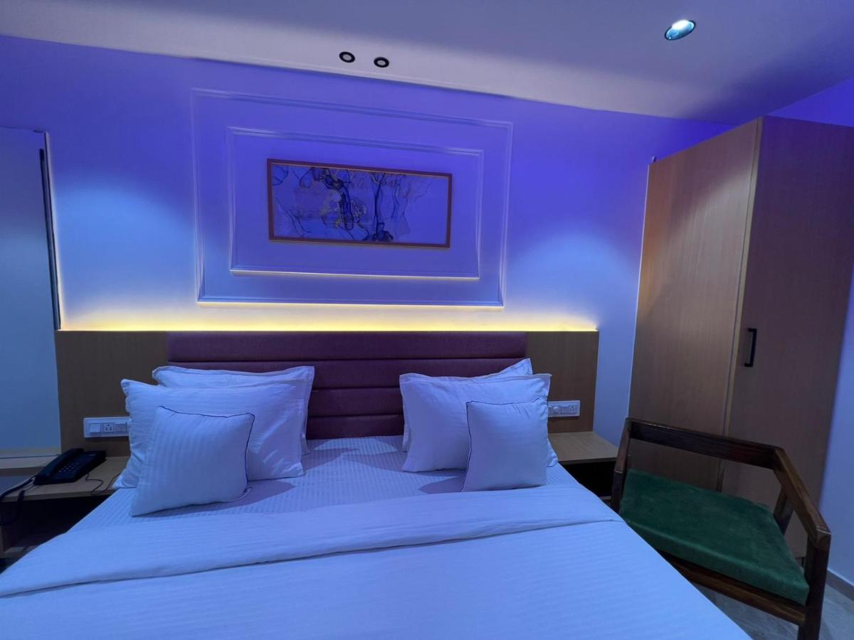 Hotel Cozzy Palace Surat Esterno foto