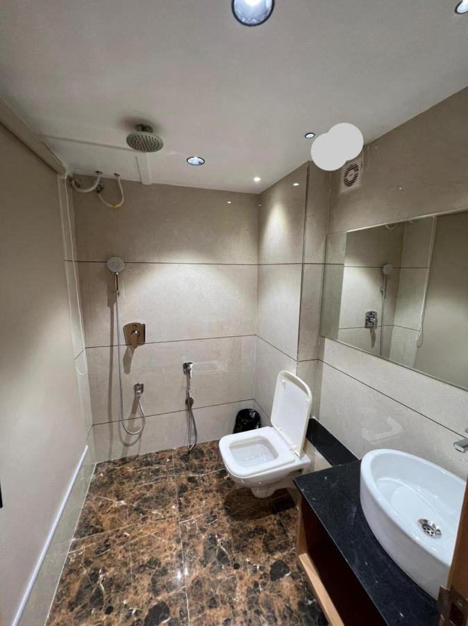 Hotel Cozzy Palace Surat Esterno foto