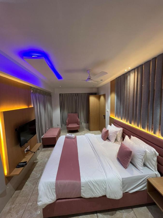 Hotel Cozzy Palace Surat Esterno foto