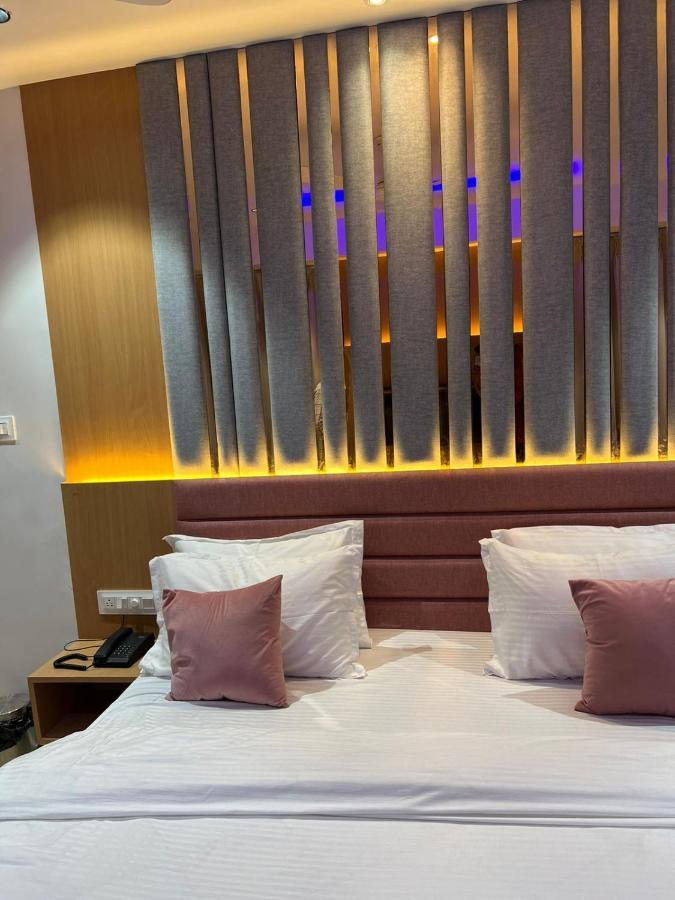 Hotel Cozzy Palace Surat Esterno foto